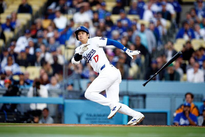 大谷翔平偷點形成內野安打。（法新社）