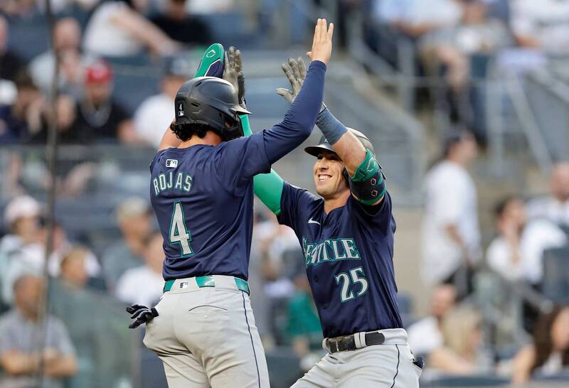 水手隊摩爾（右）開轟。（法新社）