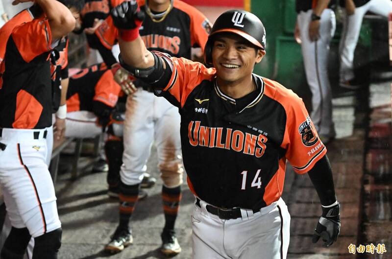 邱智呈轟出全壘打。（記者林正堃攝）