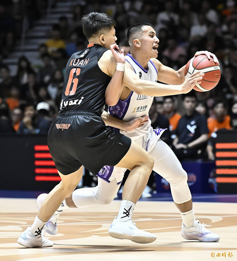 新竹御頂攻城獅高國豪（右）持球進攻遭對手封阻。（記者陳志曲攝）