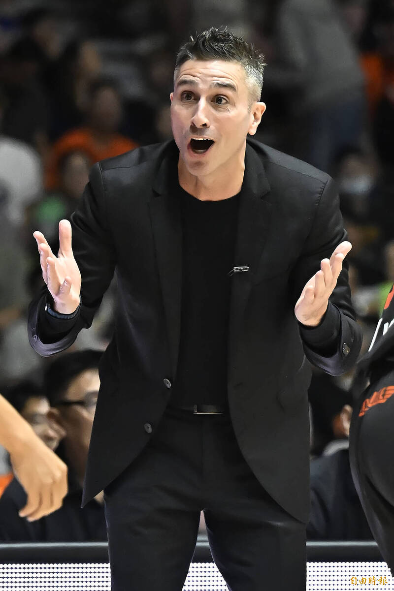 桃園璞園領航猿總教練卡米諾斯。（記者陳志曲攝）