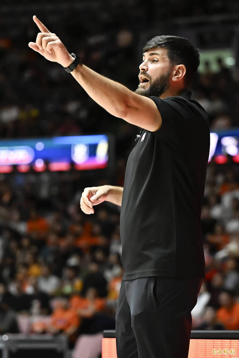 新竹御頂攻城獅總教練密特羅維奇。（記者陳志曲攝）