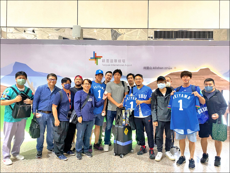 西武傳奇球星秋山幸二（中）昨飛抵台灣。（富邦提供）