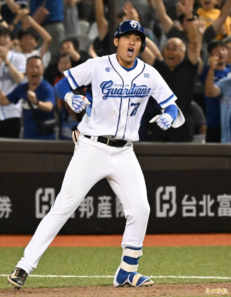 董子恩敲出追平安打。（記者林正堃攝）