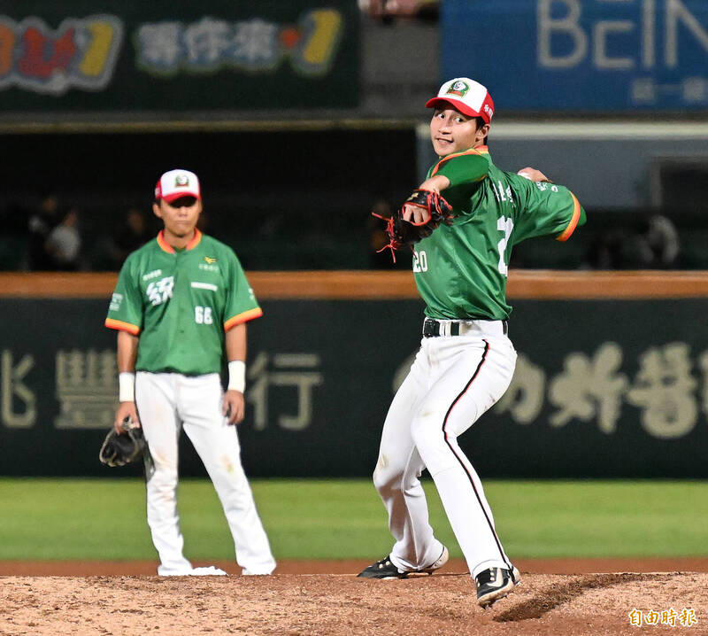 統一獅林佳緯初登板投球。（記者李惠洲攝）