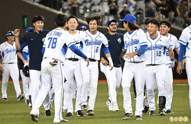 富邦悍將逆轉勝。（記者林正堃攝）