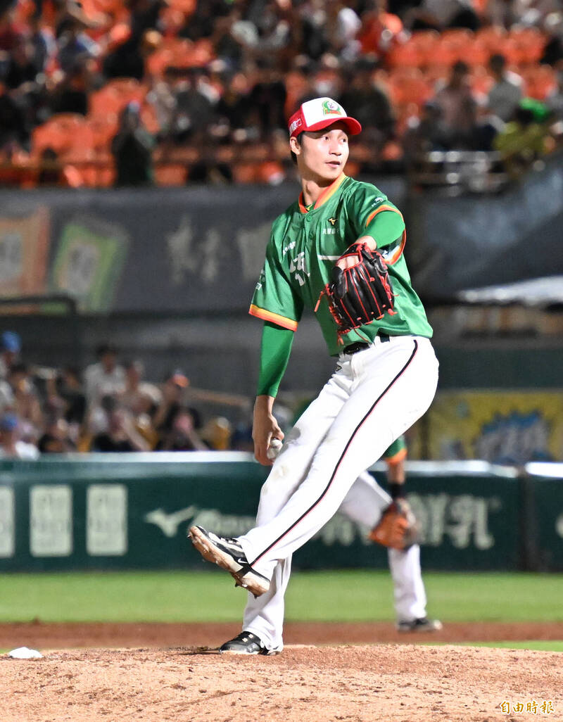 統一獅林佳緯初登板投球。（記者李惠洲攝）