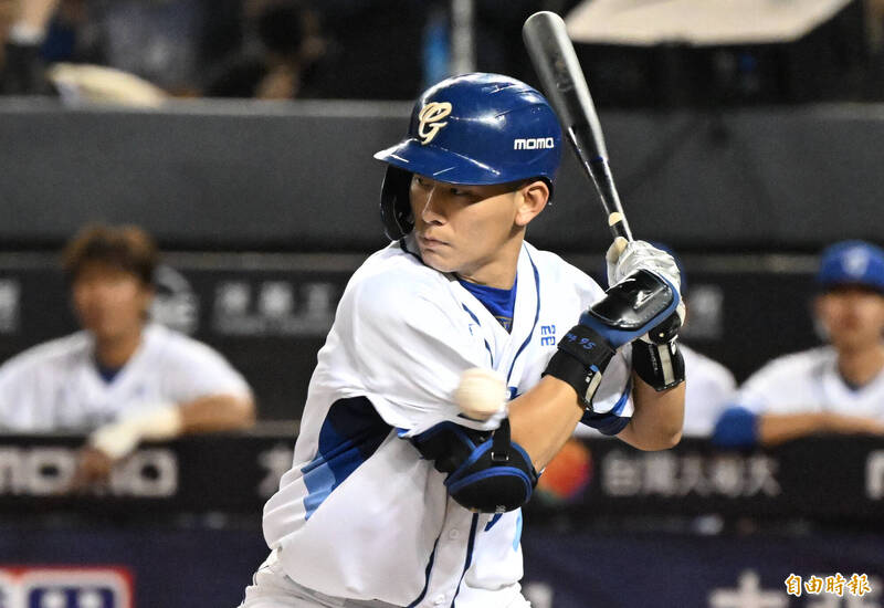 戴培峰挨再見觸身球。（記者林正堃攝）