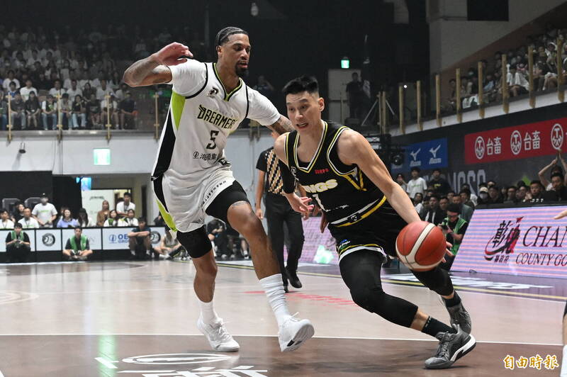 夢想家麥卡洛（左）防守國王林書豪（右）。（記者廖耀東攝）