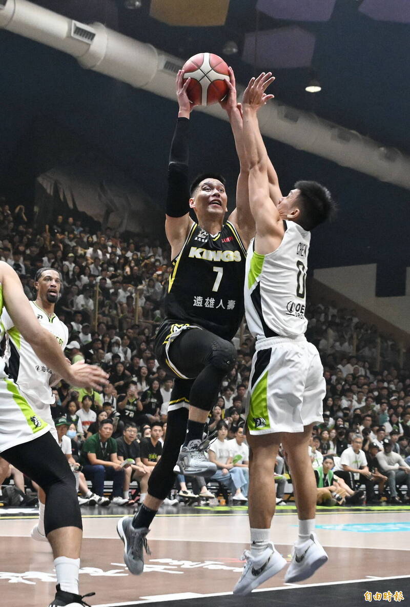 國王林書豪上籃。（記者廖耀東攝）