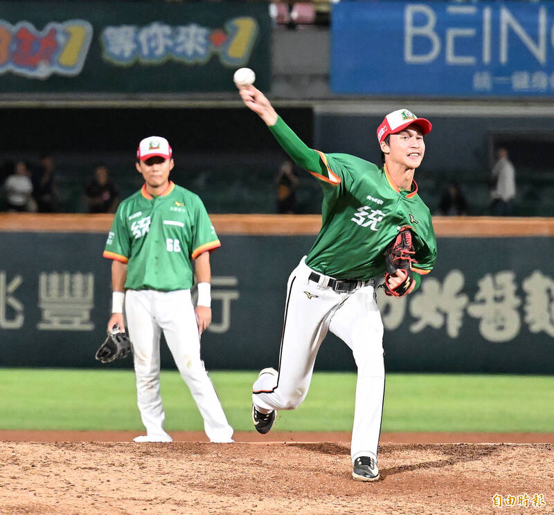 統一獅林佳緯初登板投球。（記者李惠洲攝）