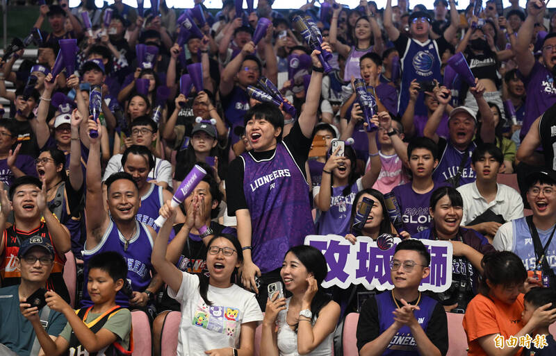 新竹御頂攻城獅獲勝球迷嗨翻。（記者林正堃攝）