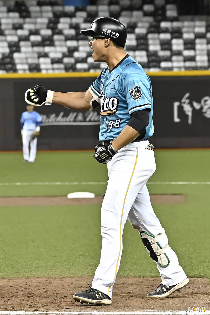 台鋼雄鷹藍寅倫敲出安打，帶有一分打點，超前比分。（記者陳志曲攝）
