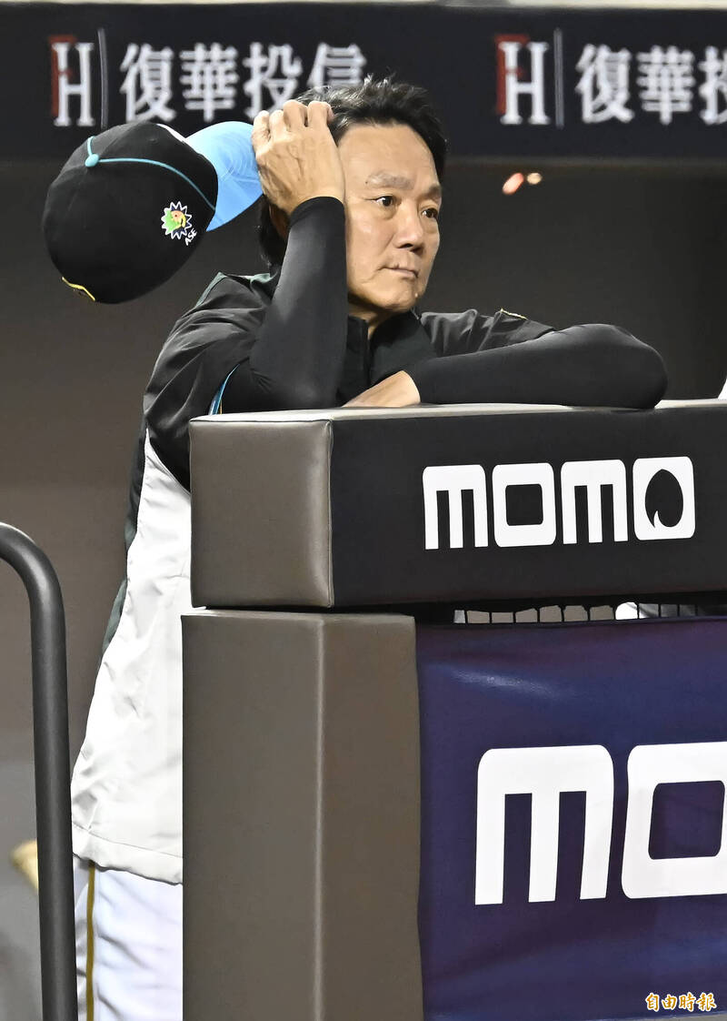 台鋼雄鷹總教練洪一中。（記者陳志曲攝）