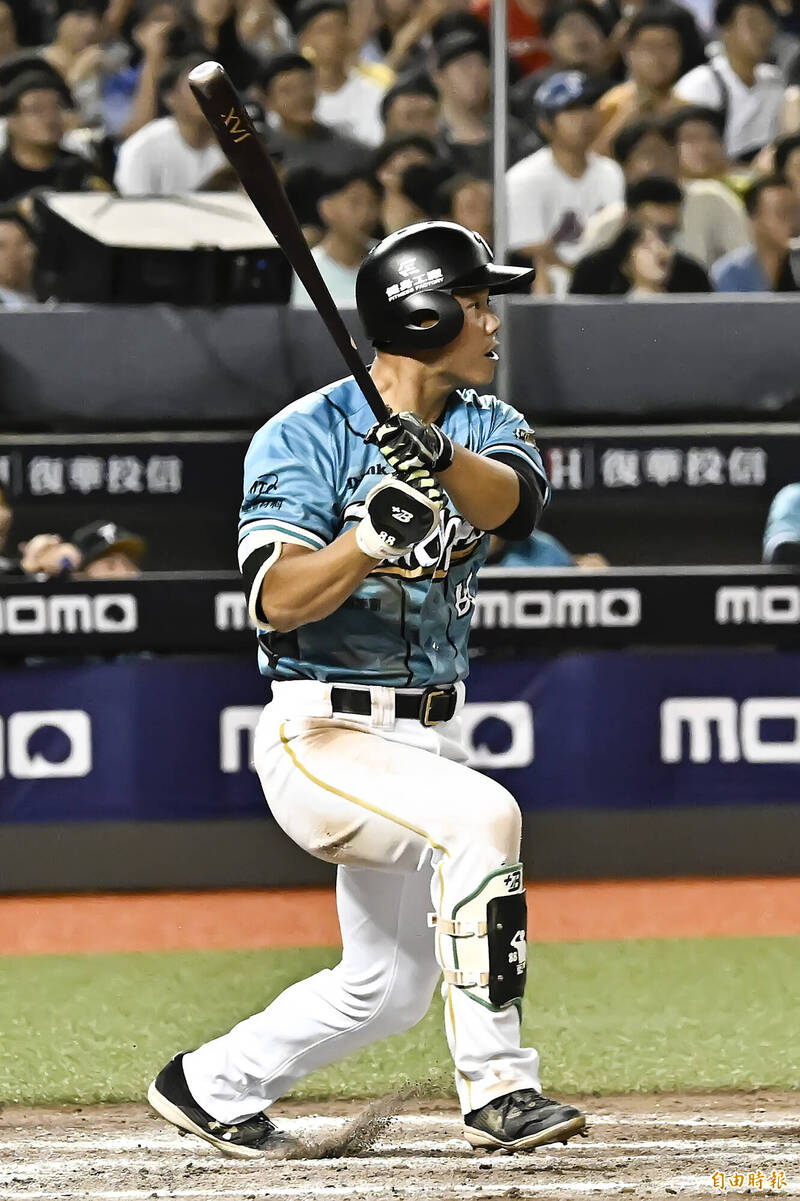 台鋼雄鷹藍寅倫敲出安打，帶有一分打點，超前比分。（記者陳志曲攝）