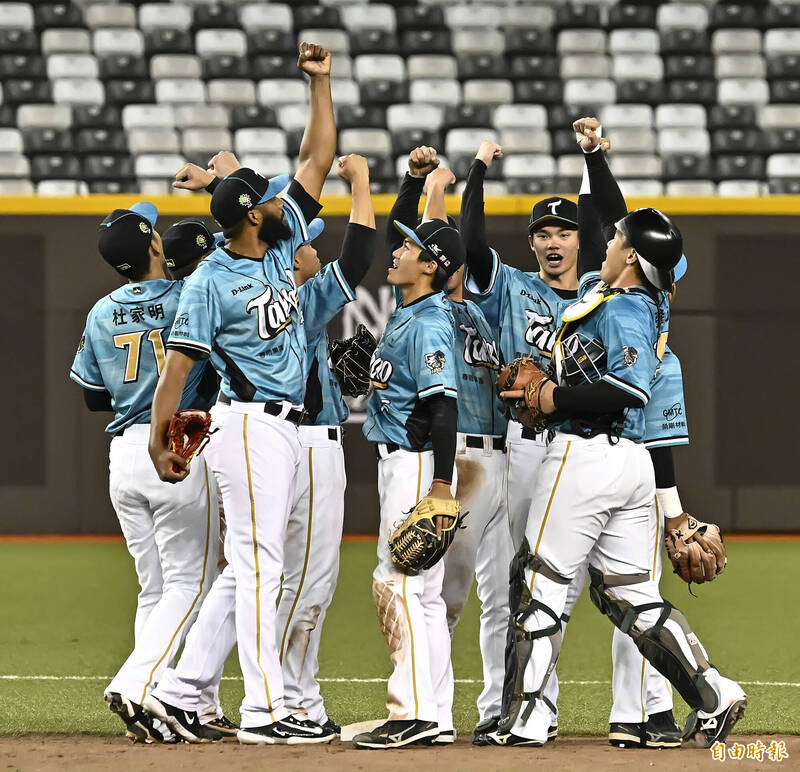 台鋼雄鷹擊敗富邦悍將。（記者陳志曲攝）