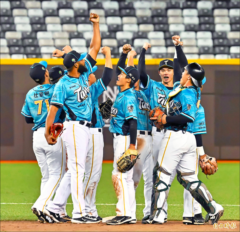 台鋼守護神雷公（前排左一）9局下守成，討回前一場砸鍋顏面。（記者陳志曲攝）