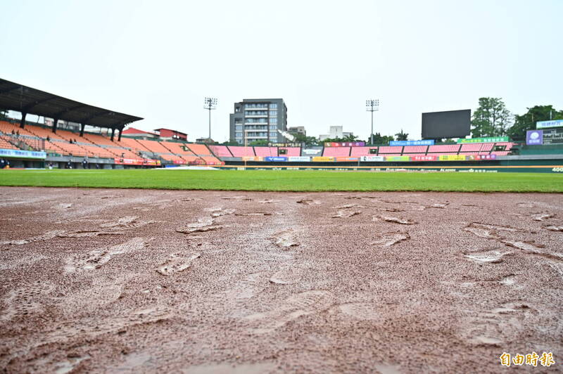 統一獅與中信兄弟今天的比賽延後開打。（記者李惠洲攝）