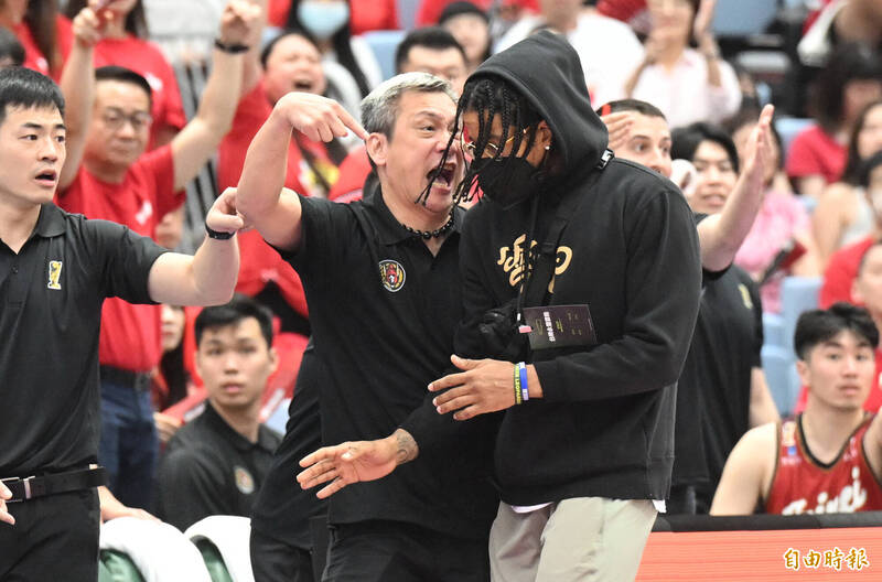 疑為卡森斯保鑣比賽中走進場內，引起戰神教練及板凳區人員群情激憤。（記者林正堃攝）