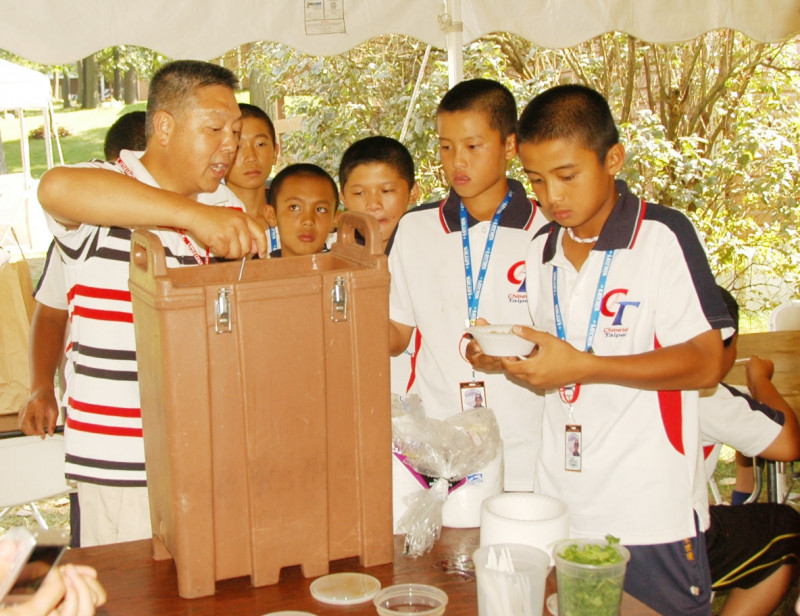 美國僑胞為選手送來熟悉的食物，成為強大應援團。（圖由簡仲信提供）