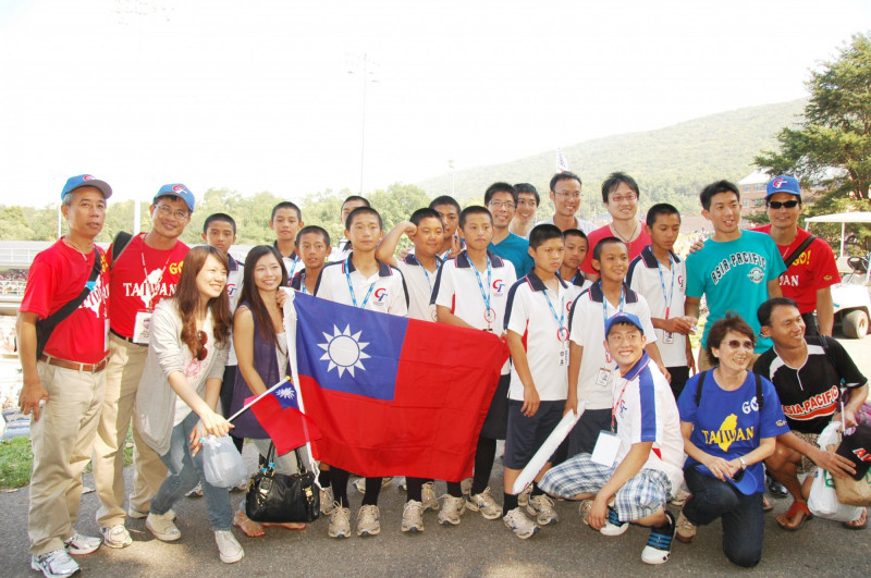 僑胞為小將加油打氣，合影留念。（圖由簡仲信提供）