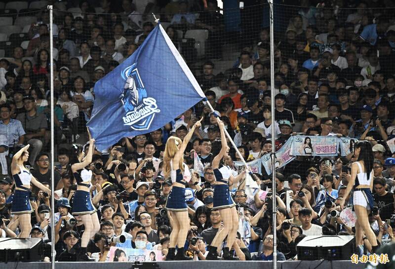富邦悍將上周末安排3場大巨蛋主場，合計超過5萬名觀眾進場。（記者林正堃攝）