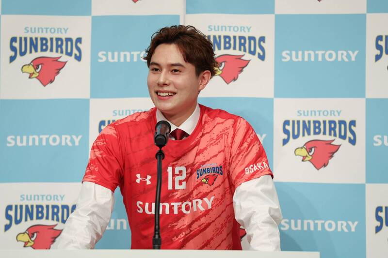 日本男排國家隊超人氣選手高橋藍，今（28）日下午召開記者會，宣布正式加盟日本SV聯賽三得利太陽鳥（サントリーサンバーズ）。（圖擷取自@sun_SUNBIRDS 社群平台「X」）