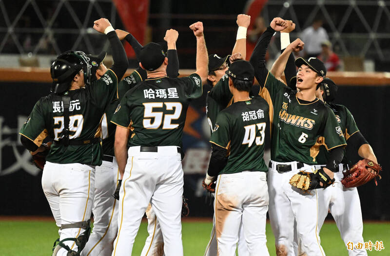 台鋼雄鷹擊敗味全龍。（記者林正堃攝）