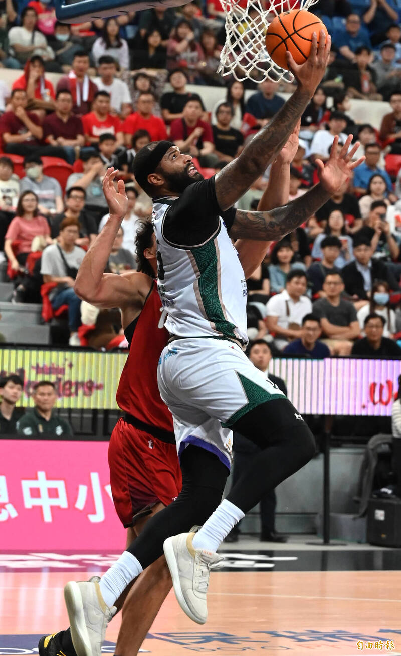 卡森斯（右）帶球上籃，台北戰神球員防阻不及。（記者王藝菘攝）