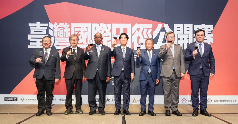 總統賴清德（中）出席台灣國際田徑公開賽的開幕儀式。（體育署提供）