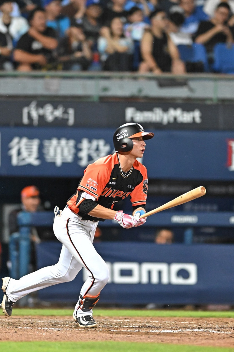 林佳緯7局上擊出2分點安打，助統一獅追平比數。（統一球團提供）