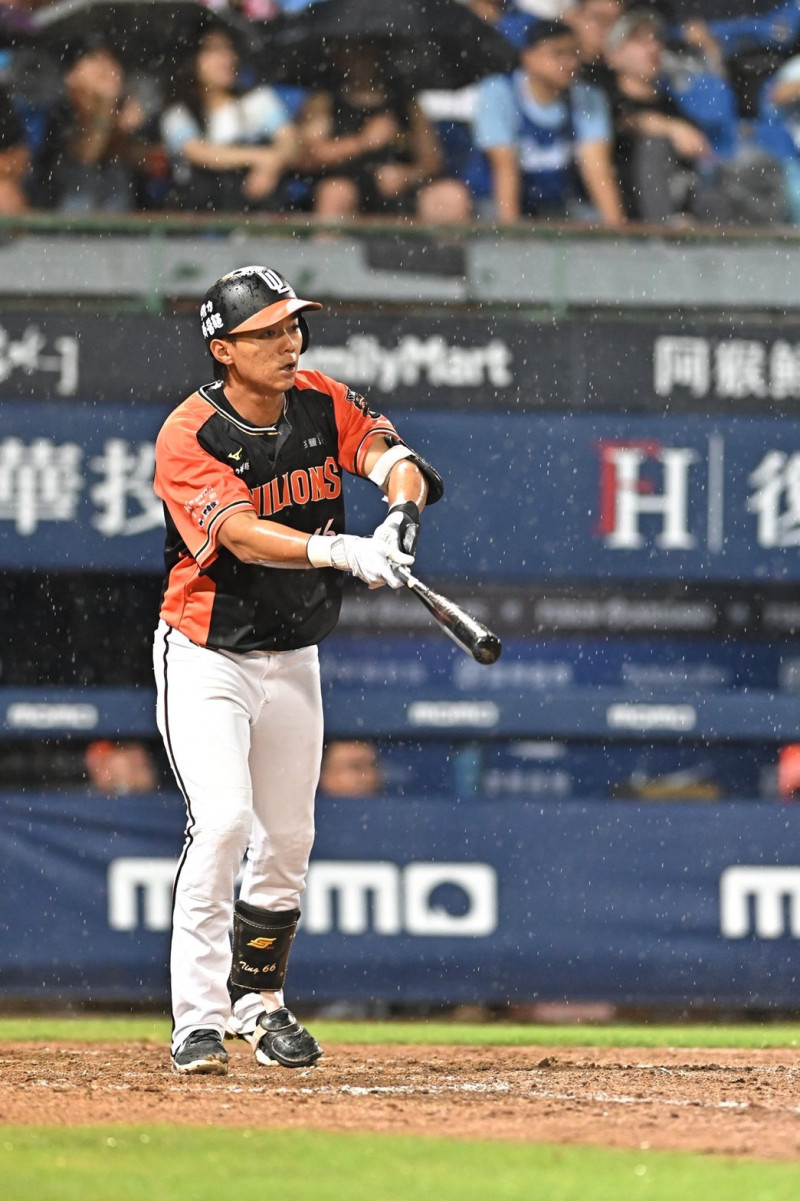 陳重廷8局上擊出高飛犧牲打，助統一獅首次超前 。（統一球團提供）