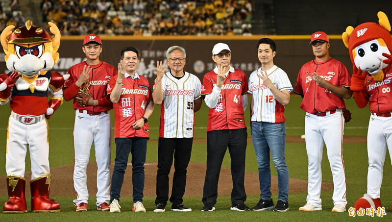 輝達創辦人黃仁勳為味全龍開球。（記者林正堃攝）