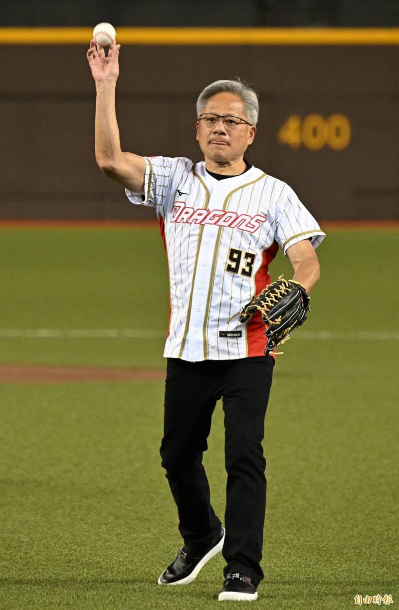 輝達創辦人黃仁勳為味全龍開球。（記者林正堃攝）