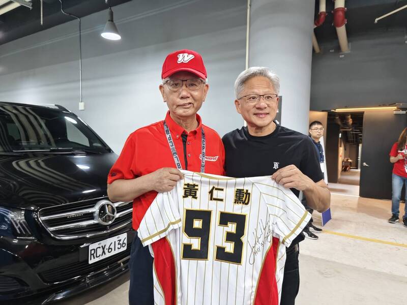 輝達創辦人黃仁勳留下93號背號的簽名球衣，並與三董魏應充合影。（球團提供）