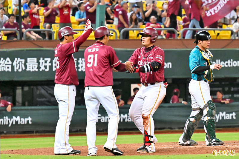 林泓育（右一）8局上轟出2分砲。（記者李惠洲攝）