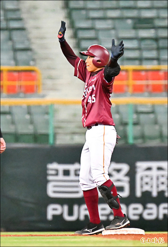 猿隊馮健庭不只演出五星級守備，8局上更率先擊出二壘安打。（記者李惠洲攝）