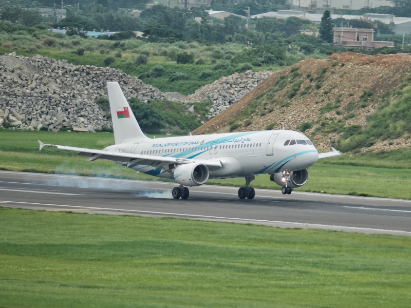 阿曼男足搭乘國王專機扺達台灣。（足協提供）