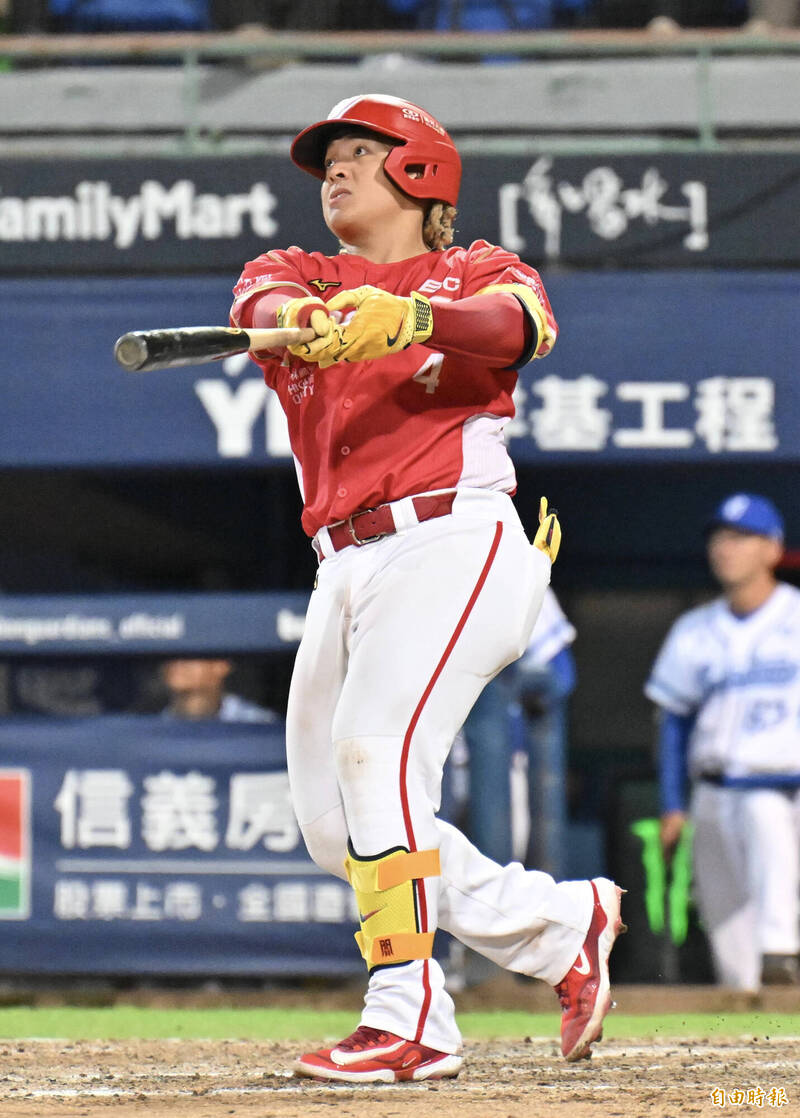 味全龍吉力吉撈·鞏冠第9局擊出超前轟。（記者塗建榮攝）