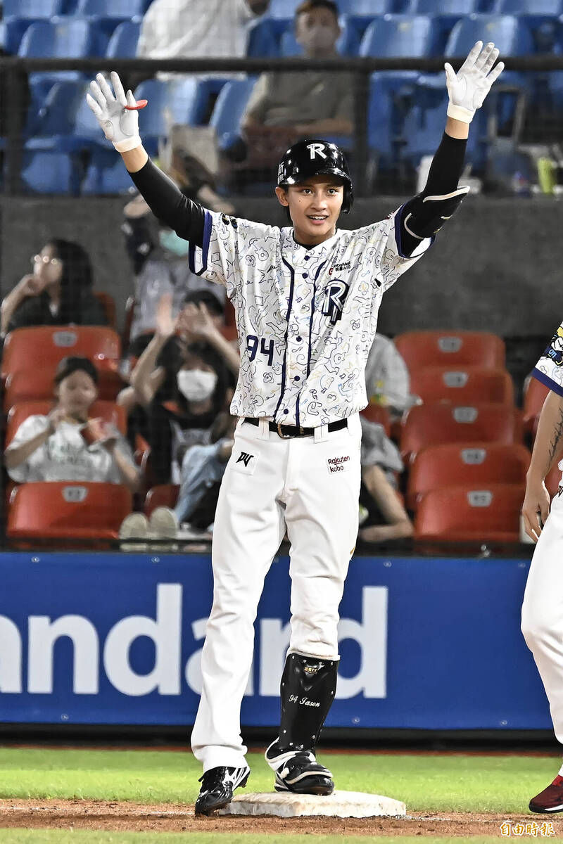 樂天桃猿馬傑森敲出安打，帶有一分打點。（記者陳志曲攝）
