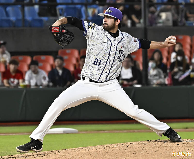 樂天桃猿先發投手魔神樂。（記者陳志曲攝）