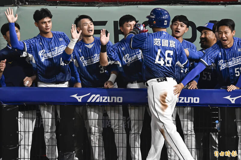 富邦悍將陳真高飛犧牲打，送回范國宸（中）。（記者陳志曲攝）