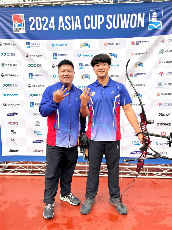 劉泰言（右）男子反曲弓個人賽拿下銅牌，與教練宋佳駿合影。（射箭協會提供）