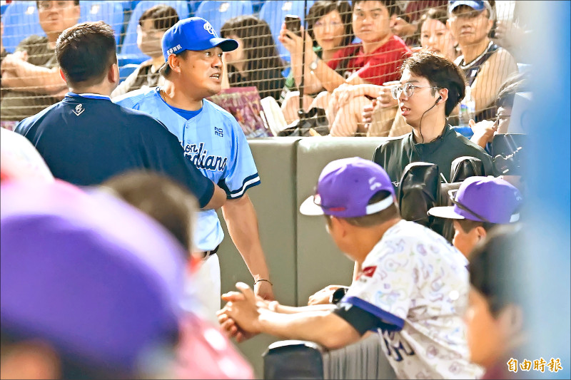 悍將總教練陳金鋒（中）不滿樂天球場在換局時為了效果把燈光調暗，造成球員安全疑慮，氣得槓上球場工作人員。（記者陳志曲攝）