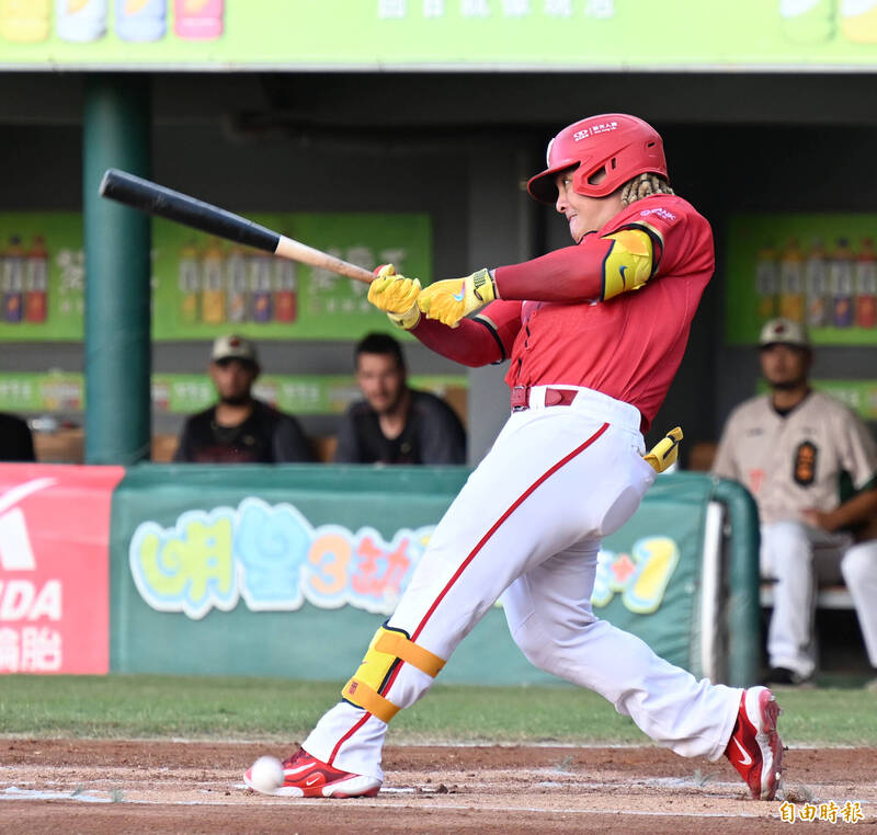 味全龍吉力吉撈．鞏冠單場雙響砲。（記者李惠洲攝）