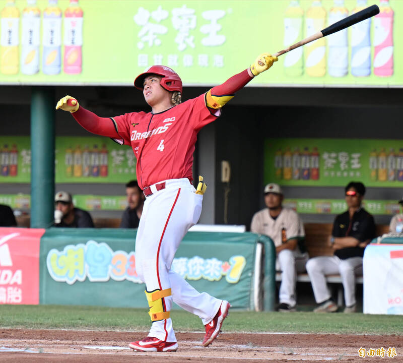 味全龍吉力吉撈．鞏冠單場雙響砲。（記者李惠洲攝）