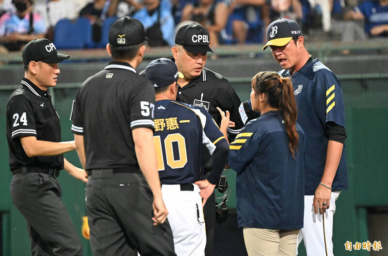 富邦悍將申皓瑋被宣告保送，引發中信兄弟總教練平野惠一不滿。（記者林正堃攝）