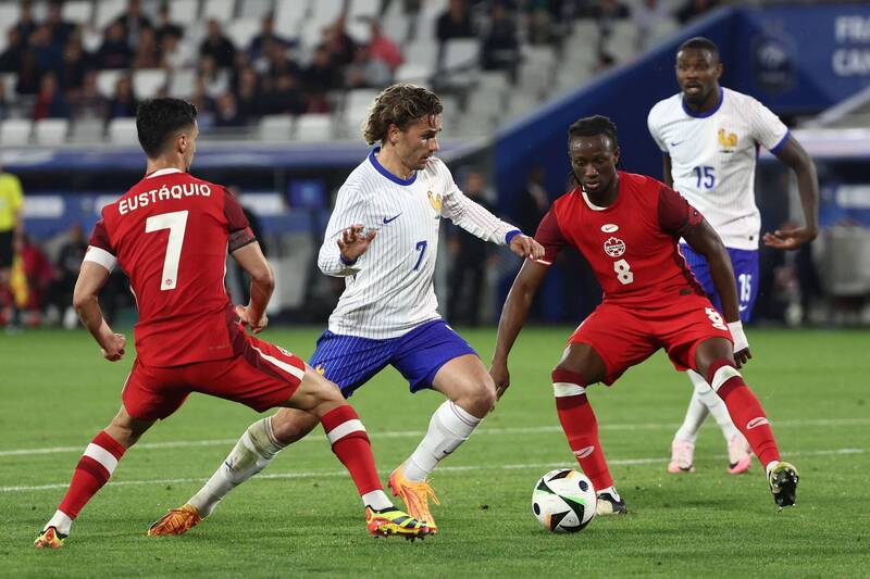 法國與加拿大踢和。（法新社。）