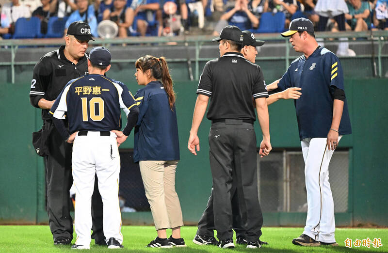 富邦悍將申皓瑋被宣告保送，引發中信兄弟總教練平野惠一不滿。（記者林正堃攝）