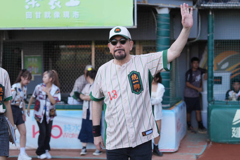 金馬影帝黃秋生今為統一獅開球。（統一獅提供）